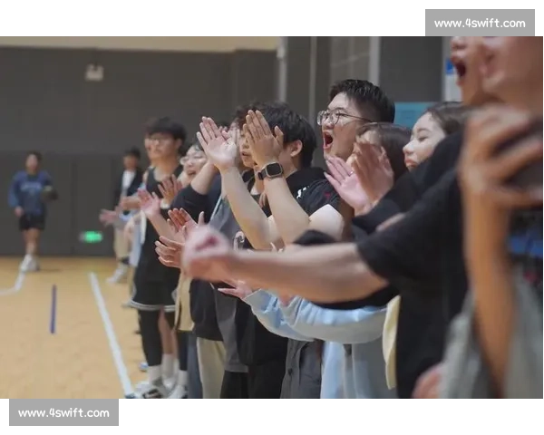 小篮球赛场上激情四溢，少儿运动员展现拼搏精神与团队合作魅力